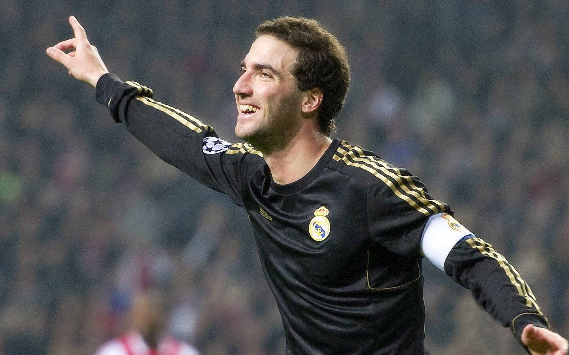 球队是否在对阵强队时主动降低控球时间打反击,对方球队